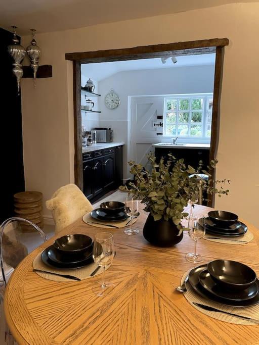 Entire Georgian Luxury Home - 3 Storey- High St Henley-In-Arden -Two Bedrooms-Sleeps 4 المظهر الخارجي الصورة