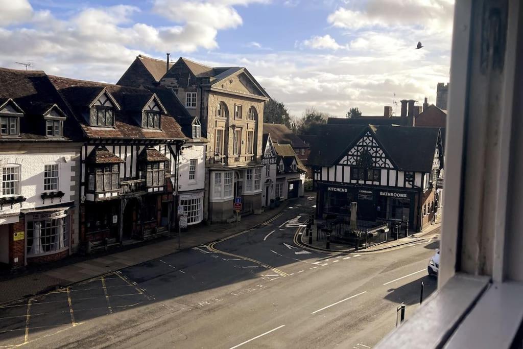 Entire Georgian Luxury Home - 3 Storey- High St Henley-In-Arden -Two Bedrooms-Sleeps 4 المظهر الخارجي الصورة