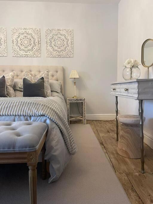 Entire Georgian Luxury Home - 3 Storey- High St Henley-In-Arden -Two Bedrooms-Sleeps 4 المظهر الخارجي الصورة