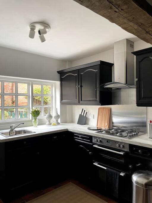 Entire Georgian Luxury Home - 3 Storey- High St Henley-In-Arden -Two Bedrooms-Sleeps 4 المظهر الخارجي الصورة