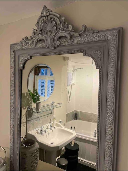 Entire Georgian Luxury Home - 3 Storey- High St Henley-In-Arden -Two Bedrooms-Sleeps 4 المظهر الخارجي الصورة